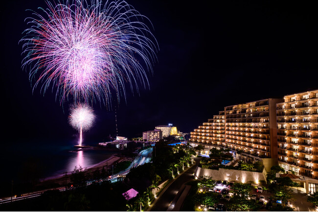 夏の打上げ花火 20日間開催が決定【カフー リゾート フチャク コンド・ホテル】お部屋のバルコニーから花火を愉しむ沖縄リゾートステイ