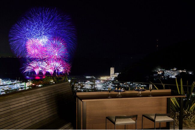 【星野リゾート　リゾナーレ熱海】1日1組限定！花火を眼下に贅沢なひと時を堪能する「絶景花火旅」販売 |開催日：2024年7月26日～12月8日の熱海海上花火大会開催日の全9日間