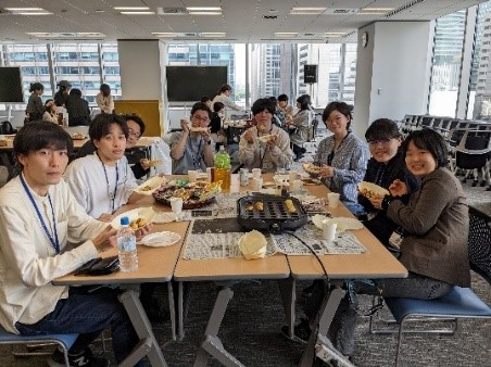 ◆「新社会人歓迎会@東京」に関西大学卒業生が集結!◆増える東京就職。“たこ焼き”でつなぐ関西の絆!