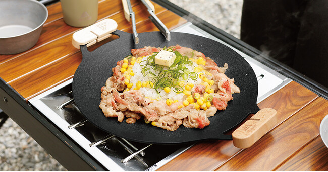 キャンプギアブランド「VASTLAND」、油なしでも焦げ付きにくいフッ素樹脂加工とサビ・腐食に強い耐熱加工を施した「ディスクピットマルチグリドル」を2024/5/18（土）に発売