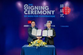 確認書を手にする(右から)平野学長とタン社長 確認書を手にする(右から)平野学長とタン社長