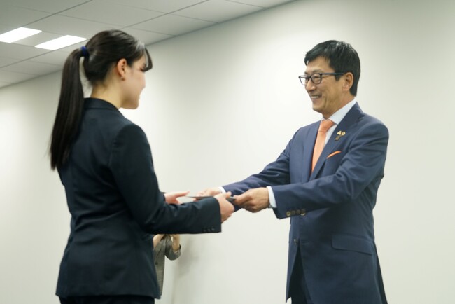 【創業期から毎年実施する『初任給手渡し』】従業員エンゲージメント向上を果たす「心の絆」