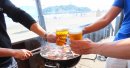 海の家で乾杯するイメージ