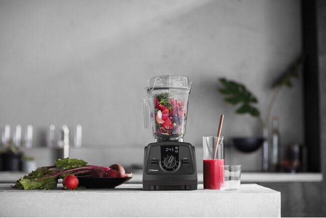 ホールフードマシーン〈Vitamix(R)〉は、調理器具として理想的なオールラウンドクッキングタイプ「V1200i」を販売開始。