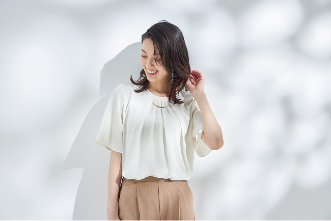 はるやまレディスからサマーオフィスウェアが登場“着るときに嬉しいポイント”に着目したブラウス発売2枚仕立てでインナーが透けにくい、表地UV加工など夏シーズンに嬉しいポイントを詰め込んだトップス