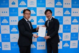 菊地伸東川町長(左)と、R-body鈴木岳.代表(右) 菊地伸東川町長(左)と、R-body鈴木岳.代表(右)