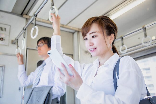 通勤中の電車やバスの中でスマホで何をしている？2位は「SNSの閲覧・投稿」、1位は？