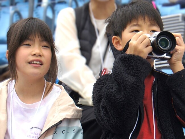 1年間の集大成！「KOBE2024世界パラ陸上」で「子ども記者団」が世界のパラアスリートを取材