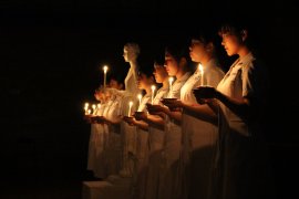 ナイチンゲール像からキャンドルの灯を受け取り宣誓に備える保健看護学科学生