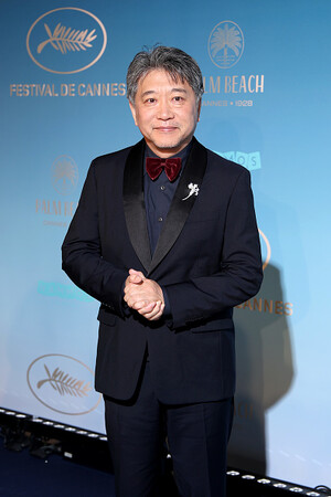 日本を代表する映画監督、是枝裕和氏がショーメのジュエリーを着用し、カンヌ映画祭に登場