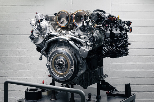 W12の後継としてベントレー最高峰のV8パワートレイン「ウルトラ パフォーマンス ハイブリッド」を導入