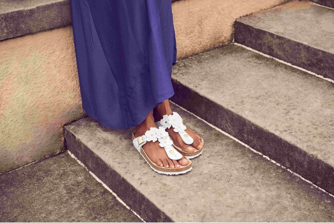 BIRKENSTOCKより足元に花のモチーフを添えるGIZEH FLOWERが登場