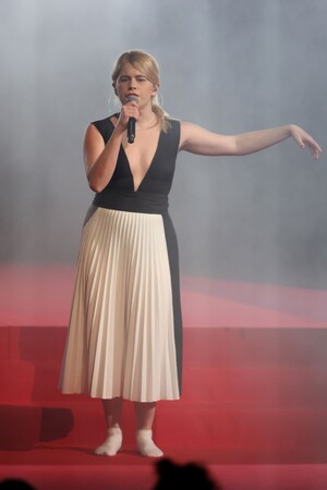 【ルイ・ヴィトン】ザホ・デ・サガザン、第77回カンヌ国際映画祭のオープニングセレモニーでルイ・ヴィトンを着用しパフォーマンス