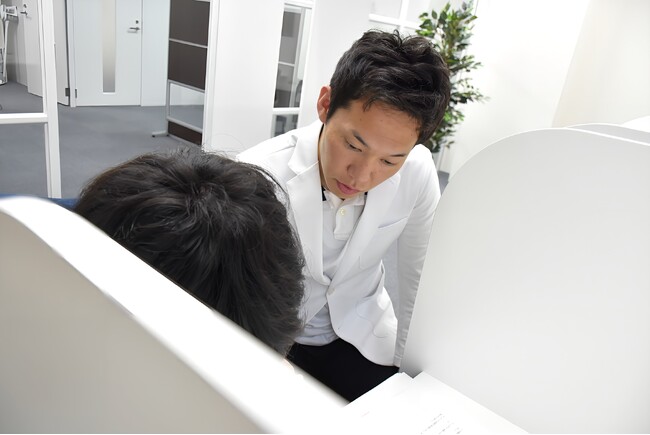 「医学生向け個別指導塾で革新的な広告手法、XPANDコードとQRコードのデュアル運用のOOHが全国4か所で始動！　有償版の本格的な商用利用としては画期的な試み」