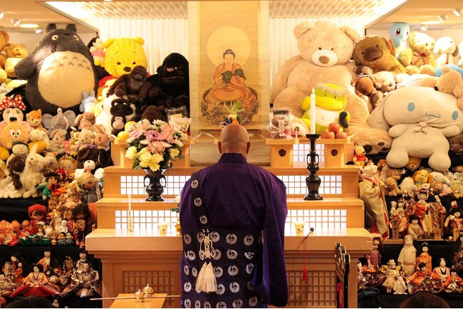 【実施レポート】コロナ後最多の3000体以上の人形を奈良薬師寺の僧侶が供養　大切な想い出の人形・写真に感謝を労う「人形供養祭」を開催