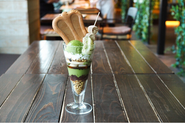 おふろcafe ハレニワの湯にて、地元・熊谷の銘菓3種を一度に味わえる「新茶香る3種の熊谷銘菓盛り合わせパフェ」を期間限定で販売