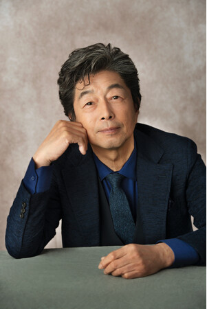 中村雅俊、最新ビジュアル公開！記念切手の発売と、パネル展の開催が決定！