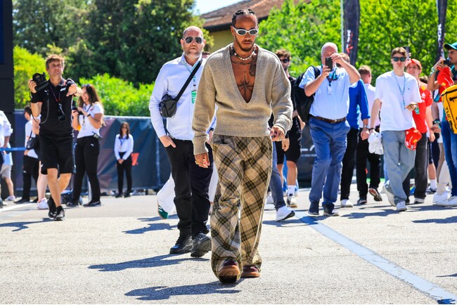 【BURBERRY】ルイス・ハミルトンがエミリア・ロマーニャ グランプリでバーバリーを着用