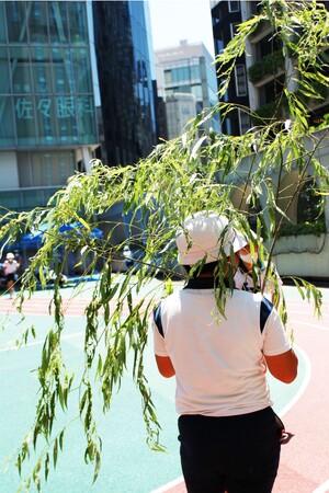 銀座もとじ「銀座の柳染 課外授業」を銀座唯一の泰明小学校で実施―草木染めを通じた環境教育と地域貢献活動を推進―