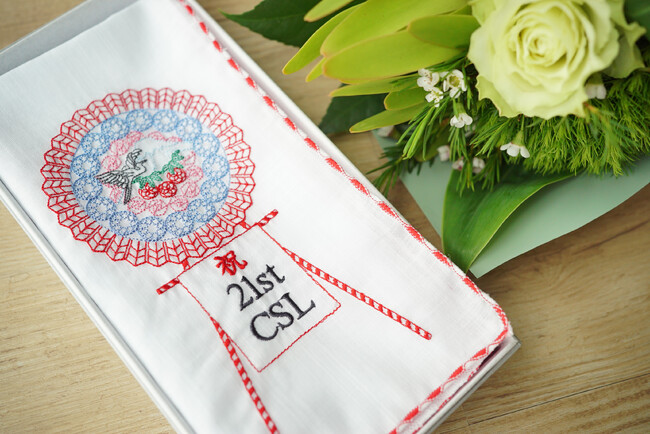 【CLASSICS the Small Luxury】想いを届ける！ハンカチ専門店だからこそ叶う新たなお祝いのカタチ「花輪」をモチーフにしたハンカチを発売