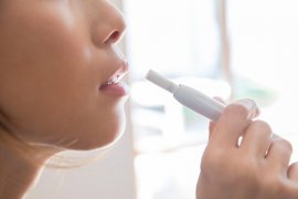 加熱式たばこを吸うイメージ 加熱式たばこを吸うイメージ