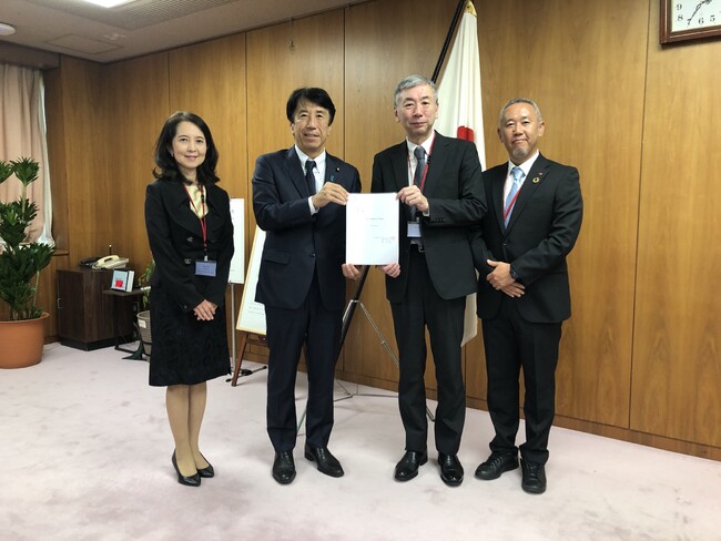中小企業における「デザイン経営普及に向けた要望書」を齋藤経済産業大臣に提出しました