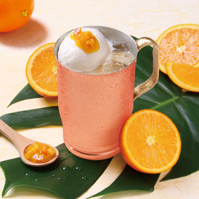 ～初夏の風を存分に味わう上島珈琲店のドリンクメニュー～ 華やぐオレンジの弾ける香りと甘酸っぱい味わいが大人気の『オレンジミルク珈琲』が5月23日に期間限定で登場。