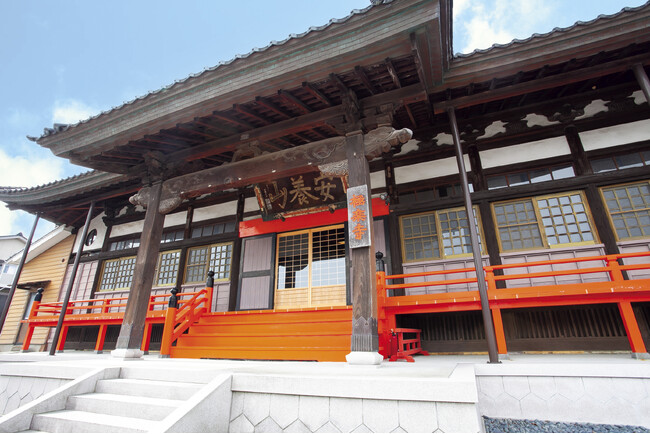 金沢市寺町に位置する金沢霊園 極楽寺に完全個室型の永代供養墓、樹木葬が新規完成。家族だけで利用でき、後継ぎに掃除の面倒や金銭の負担をかけないお墓です。