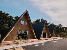 三角屋根が特徴の一般棟