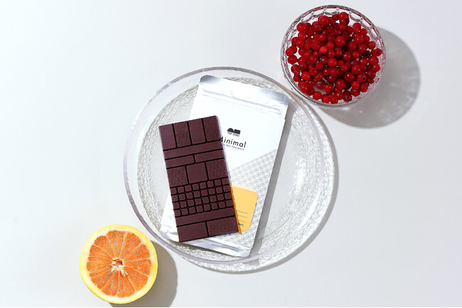 Minimalより、チョコレート国際品評会で金賞受賞のカカオ豆を使った季節限定フレーバー「SEASONAL アルアコ70％」6月発売。梅雨の時期に、家でゆっくりコーヒーペアリングもおすすめの1枚。