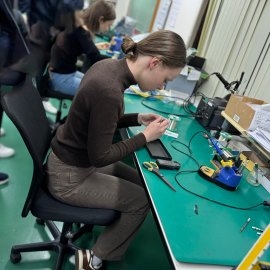 ワークショップ風景(手はんだ作業1) ワークショップ風景(手はんだ作業1)