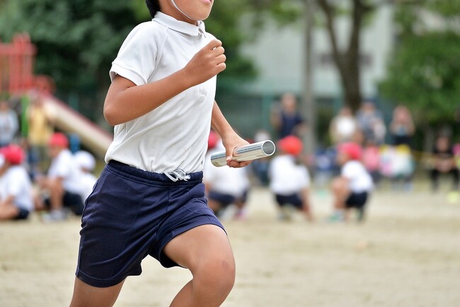 小学校の運動会「半日開催」に保護者は賛成？反対？「親と弁当タイムがない」「騎馬戦がない」昔と今の”運動会の違い”を調査