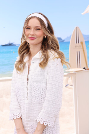 ショーメのジュエリーを女優であり、モデルのハンナ・ドットが纏い、カンヌ国際映画祭のイベントに登場