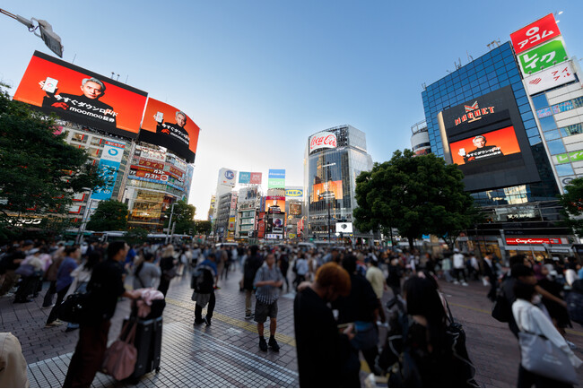 moomoo証券、東京の主要駅などで俳優・松重豊さんの屋外広告を展開