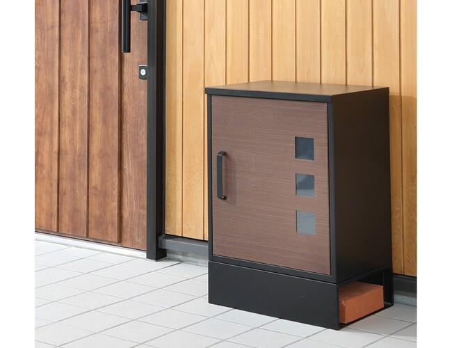 2024年問題で需要が高まる宅配ボックスに新商品が登場置くだけ簡単設置！木目調でなじみやすいデザイン　コメリのオリジナルブランドから「設置しやすい宅配ボックス」を発売