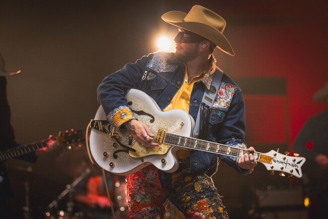 カリスマ的カントリーミュージックのアイコンオーヴィル・ペック初となるシグネイチャーモデル『Limited Edition Orville Peck Falcon(TM)』を発表