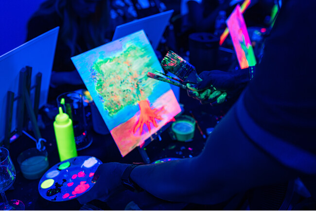 世界の主要都市で好評の暗闇アートワークショップ「Neon Brush」が千葉市で初開催6月14日から、ネオンが照らす暗闇の中で独自のアート作品を創り出す特別な夜を提供