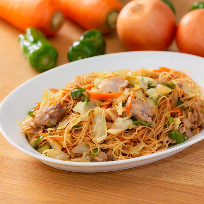 【ケンミン食品×神明】ごはんがもりもりすすむ！「おかず焼ビーフン　オイスターソース味」をおにぎり専門店「米処 穂」で5/27から期間限定販売