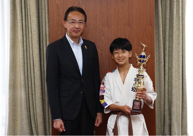 高槻市立第七中学校1年の濱煌我さんが空手道の全国大会優勝を市長に報告
