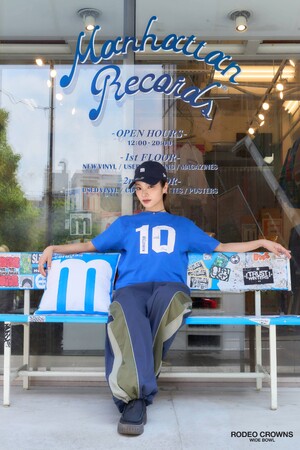 【RODEO CROWNS WIDE BOWL】 モデル・DJとして活躍する「矢部ユウナ」とクラブミュージック専門店「Manhattan Records」とのトリプルコラボレーションが実現！