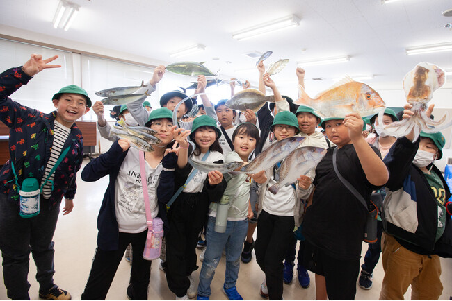 【足立区立小学校約130名の児童が”漁港のお仕事”を体験】海洋学習・体験プロジェクト『2024年度第1弾』がスタート