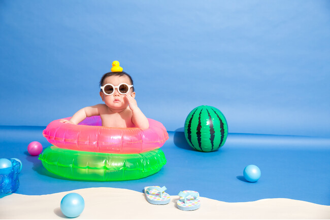 大人気のペーパー背景の新しい形。夏先取りの最新ビジュアル「summer baby」が登場