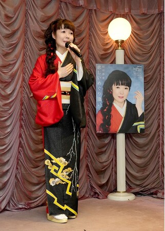 田川寿美が新曲「悲しいめぐり逢い」を５月29日発売。発売前にカラオケスナックの一日ママを務め、新曲を披露