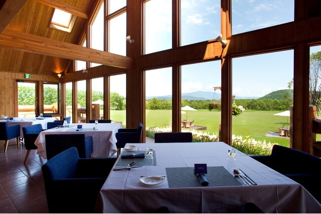 国内最大のカルデラ湖の屈斜路湖のほとり、2万坪の広大な敷地内で北海道の素材を使用した食を愉しむ「屈斜路湖 鶴雅オーベルジュ SoRa」。6月1日（土）より2024年度の営業を開始！