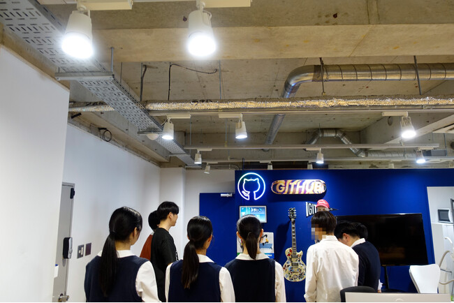 株式会社オルターブースは、修学旅行生を対象としたクラウドエンジニアの職場見学を実施しました。