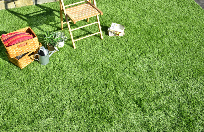 「人工芝は水はけが悪い」を解消する新型人工芝が登場 新開発の高透水人工芝で、これまでの４倍の透水を実現