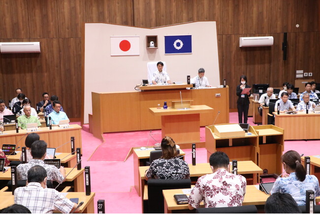 かりゆしウェアを議会で着用　沖縄市との兄弟都市提携50周年をPR
