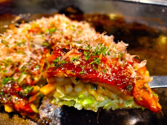 香ばしいソースのにおいが食欲をそそる！お好み焼き、たこ焼きをはじめ大阪のウマいものにくいだおれ！？「ナニワの美味」伊勢丹新宿店で開催。