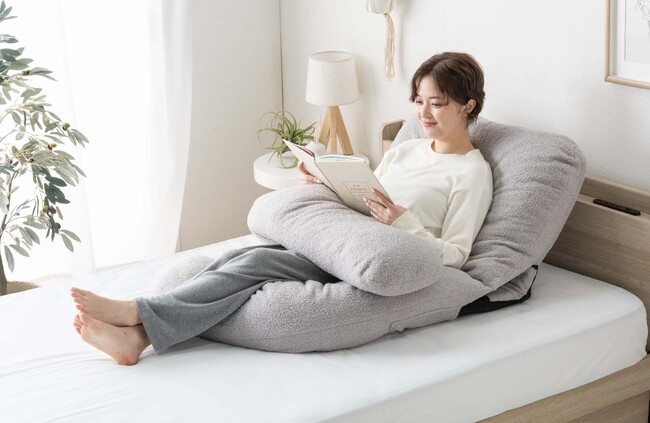 抱き枕と座椅子が合体！ハグ座椅子“ミドルバック”が登場。小型軽量化で省スペースでも使いやすく移動も簡単に！