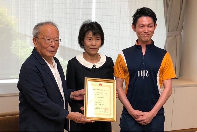 ティップネス太田のスイミングコーチ 加賀谷絵美選手が、マスターズ短水路水泳大会において世界新記録を樹立し、太田市長を表敬訪問しました